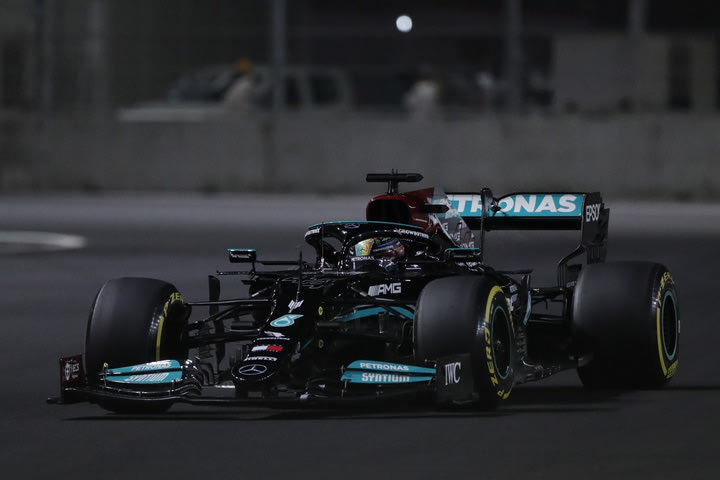 Formula 1, Σαουδική Αραβία: Πολ ποζίσιον του Χάμιλτον στην Τζέντα, ατύχημα του Φερστάπεν στην τελευταία στροφή