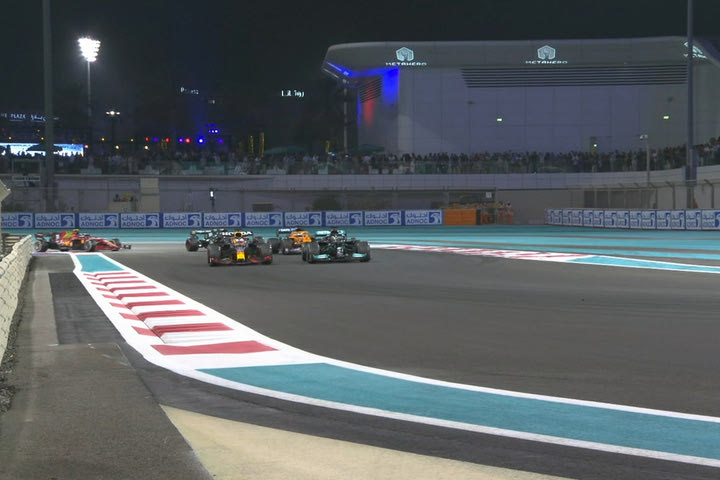 Formula 1, Άμπου Ντάμπι: Η ασύλληπτη μάχη και η προσπέραση τίτλου του Φερστάπεν στον Χάμιλτον
