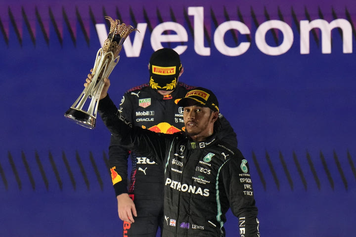 Formula 1: Πώς ο Χάμιλτον απέκτησε το πάνω χέρι στη μάχη με τον Φερστάπεν, τι σημαίνει αυτό για το Άμπου Ντάμπι