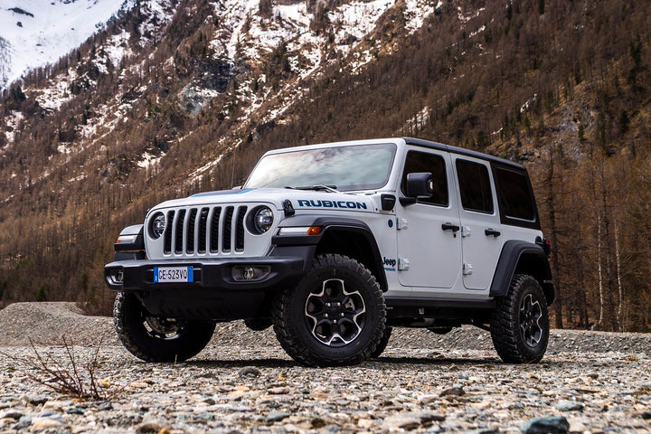 Jeep Wrangler 4xe: Σημαντικές αναβαθμίσεις για το Wrangler που “μπαίνει στην πρίζα”