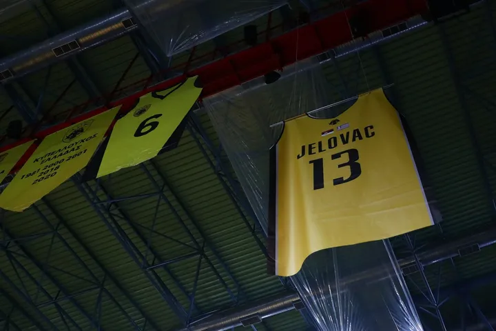 Η ΑΕΚ απέσυρε με δάκρυα τη φανέλα του Στέβαν Γέλοβατς