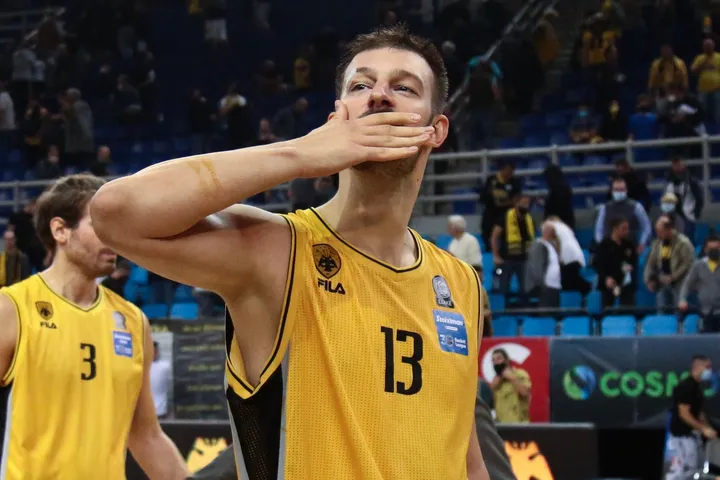 ΑΕΚ: Αποσύρεται η φανέλα του Στέβαν Γέλοβατς