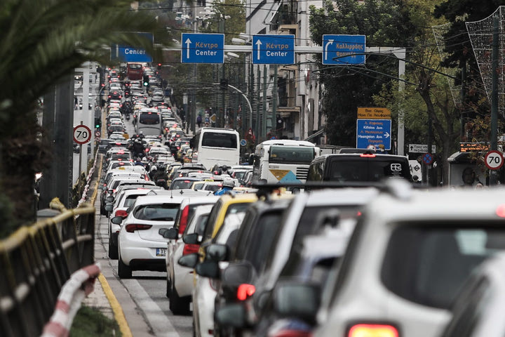 Κίνηση στους δρόμους: Τρεις μέρες από τη ζωή μας χάνουμε ετησίως οι οδηγοί στο μποτιλιάρισμα της Αθήνας