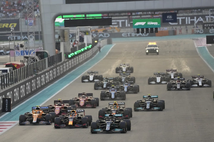 Formula 1, Άμπου Ντάμπι: Η εντυπωσιακή εκκίνηση του Λιούις Χάμιλτον και η προσπέραση στον Μαξ Φερστάπεν