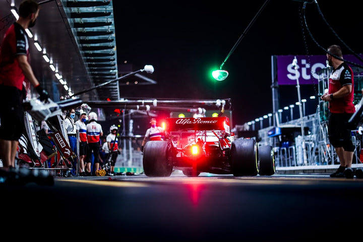 Formula 1: Έτσι αποχαιρετά η Alfa Romeo τον Κίμι και τον Τζιοβινάτζι