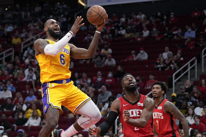 NBA: Οι Λέικερς πήραν νίκη ψυχολογίας με 132-123 επί των Ρόκετς με triple-double από ΛεΜπρόν και Γουέστμπρουκ