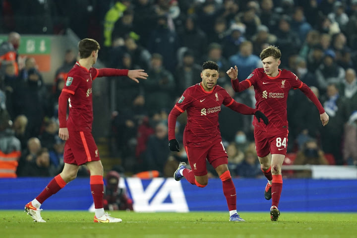 League Cup: Η Λίβερπουλ πήρε τεράστια πρόκριση επί της Λέστερ στα πέναλτι, στους “4” και οι Τότεναμ, Τσέλσι