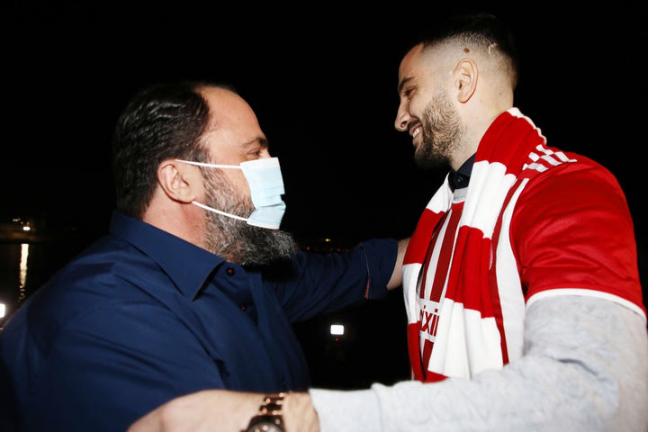 Οι δηλώσεις Μανωλά – Μαρινάκη για την επιστροφή του Έλληνα στόπερ στον Ολυμπιακό