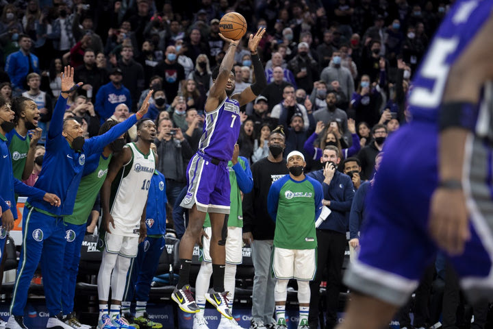 NBA: Με buzzer-beater τρίποντο του Μέτου οι Κινγκς έκλεψαν τη νίκη με 95-94 από τους Μάβερικς