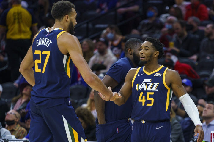 Τα αποτελέσματα της βραδιάς στο NBA: Έκτη σερί νίκη οι Τζαζ, άντεξαν και κέρδισαν οι Σπερς