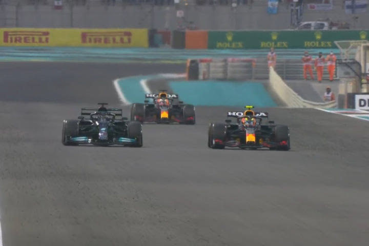 Formula 1, Άμπου Ντάμπι: Τρομερή μονομαχία ανάμεσα σε Πέρεζ και Χάμιλτον, έφερε τον Φερστάπεν σε απόσταση αναπνοής