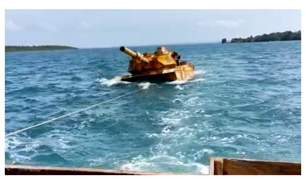 Μυστηριώδες τανκ εντοπίστηκε να επιπλέει στη θάλασσα