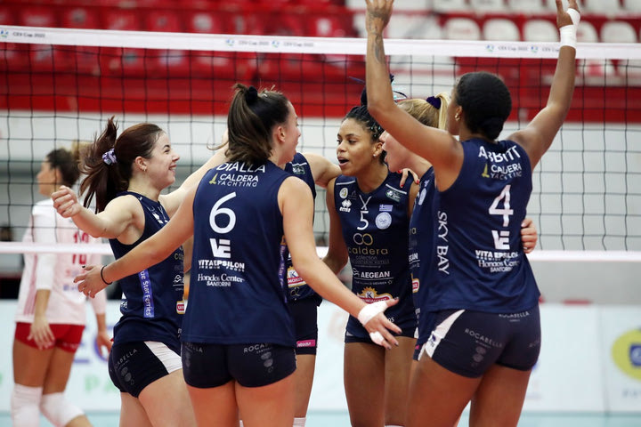 Volley League γυναικών: Θρίαμβος του ΑΟ Θήρας με 3-2 επί του Ολυμπιακού, πρώτη νίκη στον Ρέντη