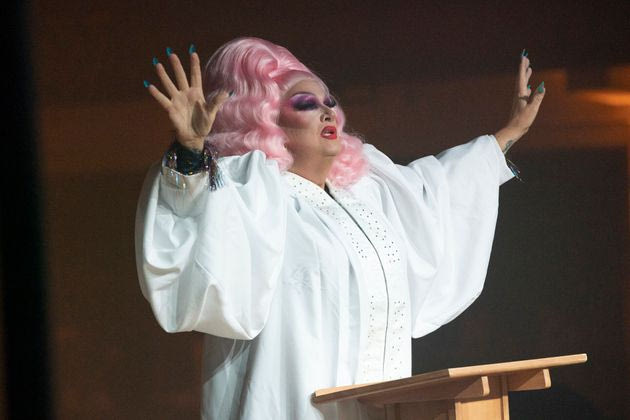 ΗΠΑ: Πάστορας συμμετέχει σε σόου με drag queens και τον απάλλαξαν από τα καθήκοντά του