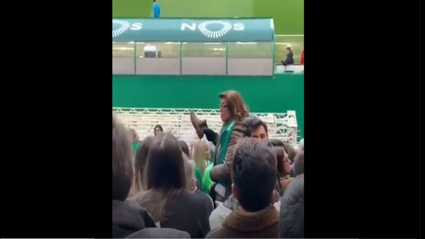 Γυναίκα οπαδός της Σπόρτινγκ απείλησε με υψωμένο μποτάκι οπαδό της Μπενφίκα! (VIDEO)