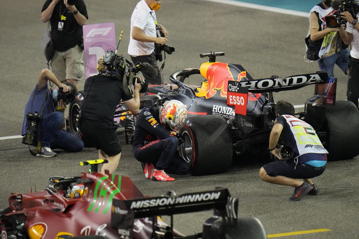 Formula 1, Άμπου Ντάμπι: Ο Φερστάπεν γονάτισε δίπλα από το μονοθέσιό του μετά την κατάκτηση του τίτλου