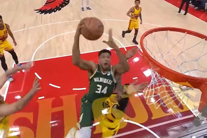 Το απίθανο poster dunk του Αντετοκούνμπο στον Κόλινς