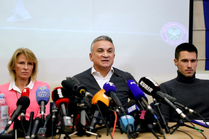 Οικογένεια Τζόκοβιτς: “Είναι ελεύθερος, προπονήθηκε και θα κερδίσει το Australian Open”