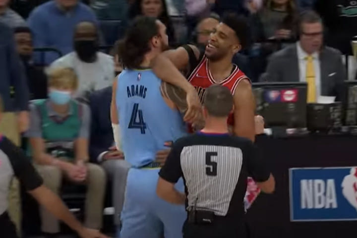 NBA: Ο Στίβεν Άνταμς απομάκρυνε σηκωτό τον Μπράντλεϊ που είχε ένταση με τον Μοράντ