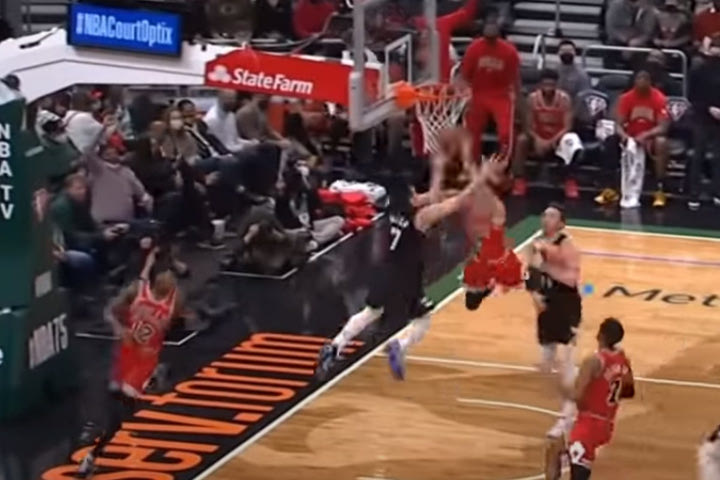 NBA, Έξαλλος ο Ντόνοβαν με το φάουλ του Άλεν στον Καρούσο: “Θα μπορούσε να του κόψει την καριέρα”