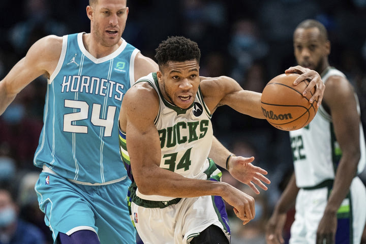 NBA: Τα καλύτερα του Γιάννη Αντετοκούνμπο στην νέα ήττα των Μπακς από τους Χόρνετς