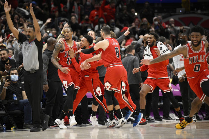 NBA: Ο ΝτεΡόζαν έγραψε ιστορία με δύο buzzer-beater νίκης σε δύο βράδια, οι Μπουλς νίκησαν με 120-119 τους Γουίζαρντς