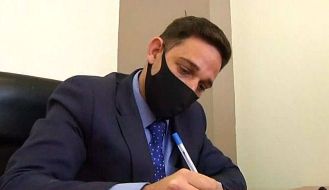 Ο Γιώργος Μπάστας είναι ερασιτέχνης ποδοσφαιριστής και δουλεύει σε νεκροφόρα