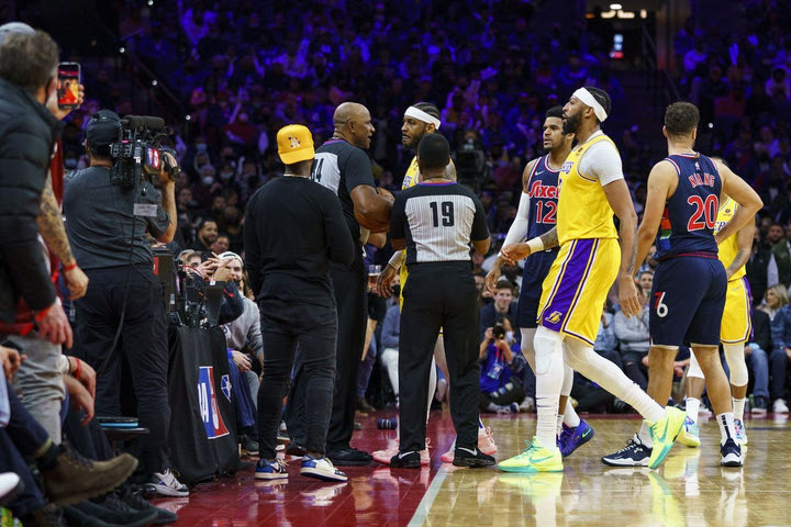 NBA, Καρμέλο Άντονι: Είχε έντονη συνομιλία με οπαδούς των Σίξερς και η κατάσταση παραλίγο να ξεφύγει