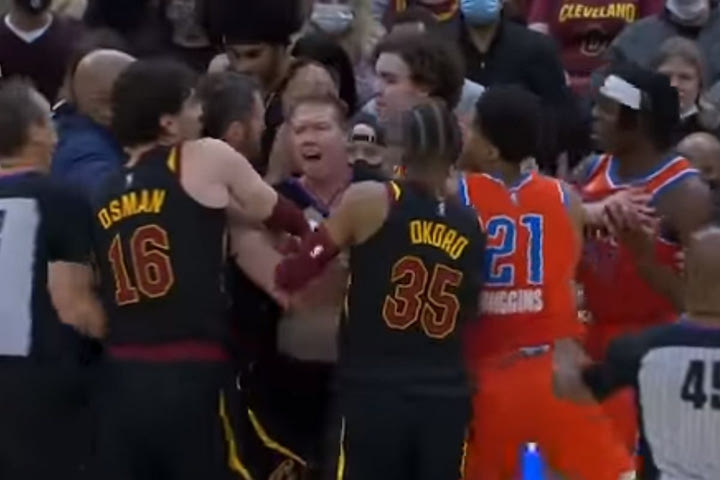 NBA: Ένταση ανάμεσα σε Λαβ και Ντορτ μετά από αγκωνιά του δεύτερου και παρολίγον σύρραξη