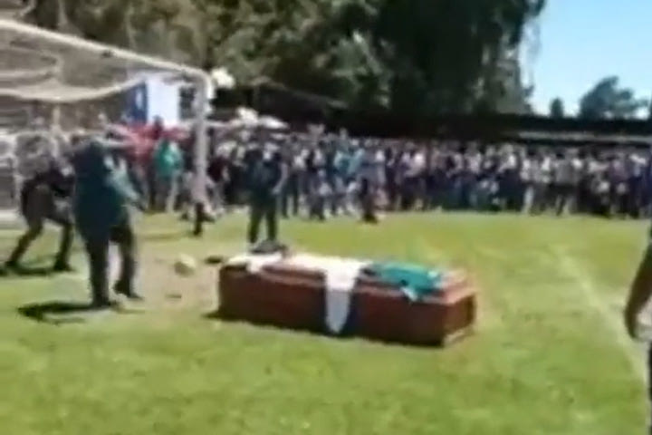 Νεκρός Χιλιανός ποδοσφαιριστής “σκοράρει” από το φέρετρο