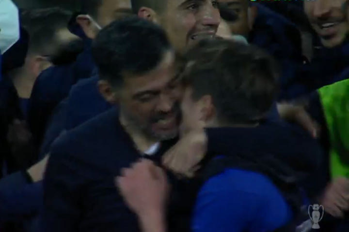 Ο Τσίκο Κονσεϊσάο πέτυχε το γκολ της ανατροπής για την Πόρτο στο 89′ και πανηγύρισε με τον πατέρα του