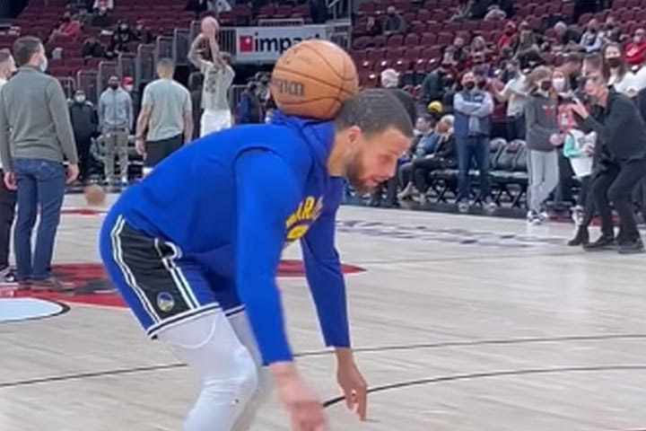 NBA: Κάρι όπως Μέσι, έκανε ποδοσφαιρικά κόλπα με την μπάλα πριν ευστοχήσει σε τρίποντο