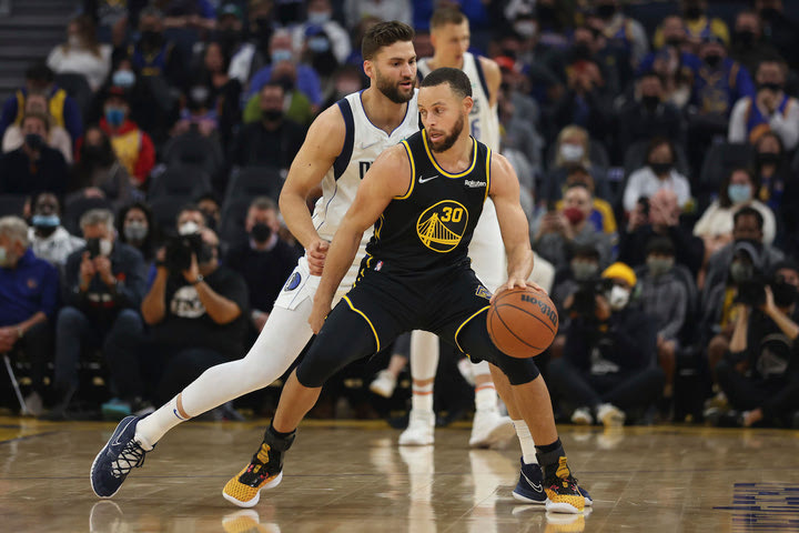 NBA: Οι Γουόριορς διέλυσαν τους Μάβερικς με 130-92 στη μάχη Κάρι- Ντόντσιτς
