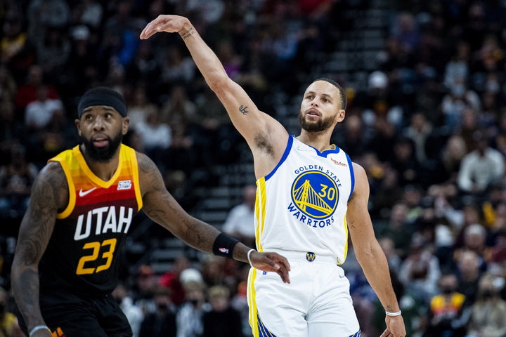 NBA: Ο Στεφ Κάρι έσπασε το δικό του ρεκόρ στα τρίποντα, έφτασε τα 158 σερί ματς με ένα εύστοχο