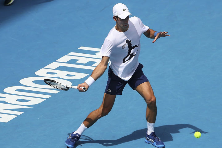 Ο Τζόκοβιτς προπονήθηκε στη Rod Laver Arena ενώ περιμένει την απόφαση του Χοκ