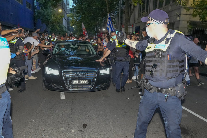 Ανταποκριτής ΕΡΤ: “Οι Σέρβοι πέσανε στο αυτοκίνητο, ξάπλωσαν μπροστά στις ρόδες, επέμβαση της Αστυνομίας, δακρυγόνα, ξύλο”