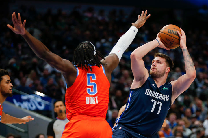 NBA: Άντεξαν οι Μάβερικς απέναντι στους Θάντερ με 104-102 και triple-double του Ντόντσιτς