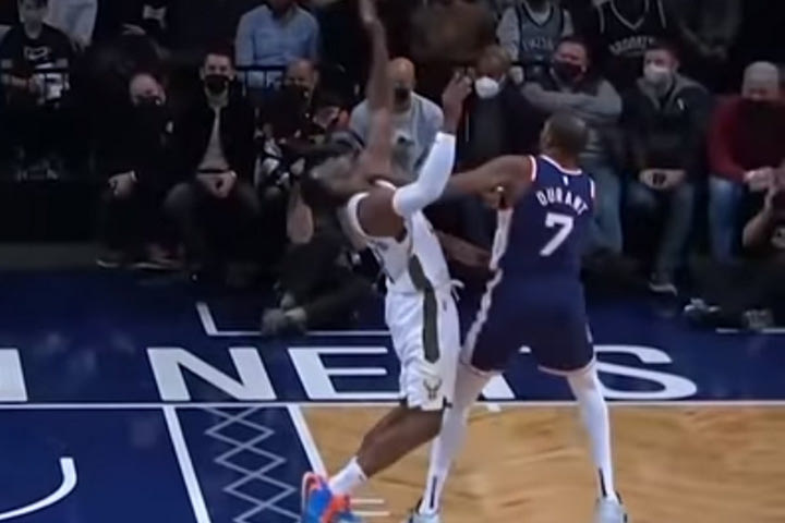 NBA: Ο Θανάσης Αντετοκούνμπο κέρδισε με θεατρικό τρόπο ένα επιθετικό φάουλ από τον Ντουράντ