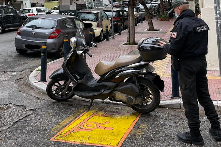 Έξυπνοι αισθητήρες καταγράφουν τα οχήματα που παρκάρουν παράνομα στην Αθήνα