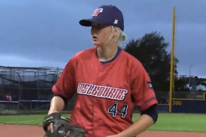 Η 17χρονη Ζενεβιέβ Μπίκομ έγινε η πρώτη γυναίκα που παίζει επαγγελματικά μπέιζμπολ στην Αυστραλία