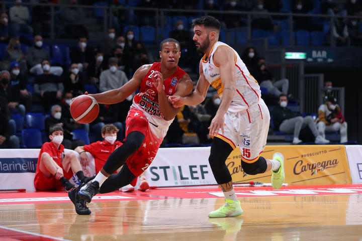 Πέζαρο – Αρμάνι Μιλάνο 85-82: Οι γηπεδούχοι πλήγωσαν το Μιλάνο και πήραν το θρίλερ στην παράταση