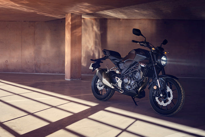 To νέο CB300R συμπληρώνει τα Neo Sports Cafe της Honda