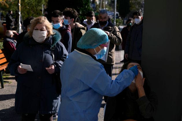 4 στους 10 Έλληνες θα κολλήσουν Όμικρον: Ποια είναι τα καλά και ποια τα λιγότερο καλά νέα