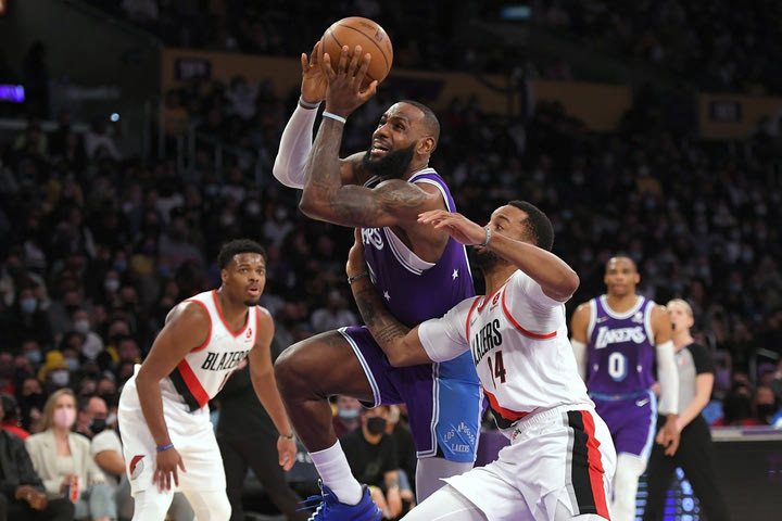 NBA: Σαρωτικοί οι Λέικερς διέλυσαν τους Μπλέιζερς με 139-106 με μυθικό ΛεΜπρόν