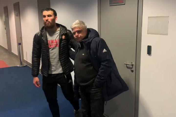 Ζενίτ – Μονακό: Μάικ Τζέιμς και Μάνος Παπαδόπουλος είχαν θερμή συνομιλία μετά το παιχνίδι