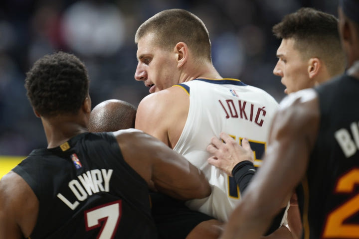 NBA, Μαρκίφ Μόρις για Γιόκιτς: “Σκέψου να σε χτυπάει ένα χοντρό, άγαρμπο παιδί 136 κιλών στην σπονδυλική στήλη”