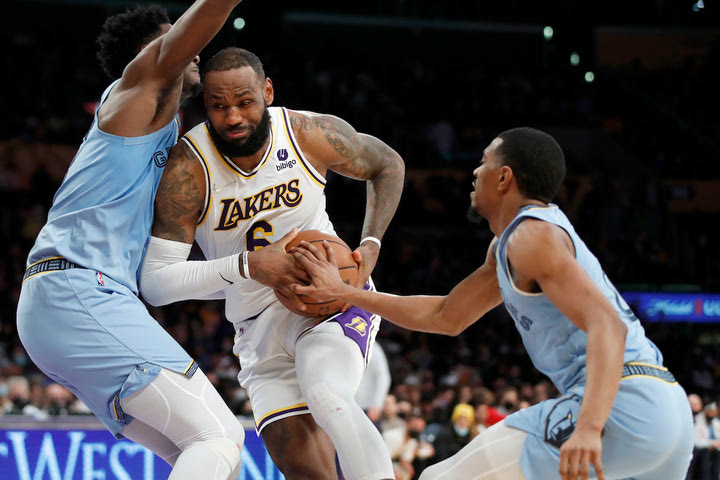 NBA: Απολαυστικοί οι Γκρίζλις, κέρδισαν τους Λέικερς με 127-119 παρά την 35αρα του ΛεΜπρόν
