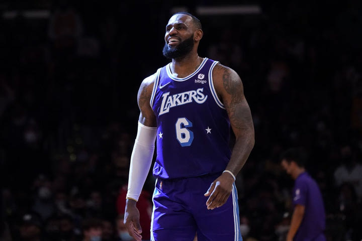 NBA, τα 10 πράγματα που μας έμειναν από την βραδιά του NBA: Ο ΛεΜπρόν Τζέιμς κυριαρχεί παίζοντας σέντερ
