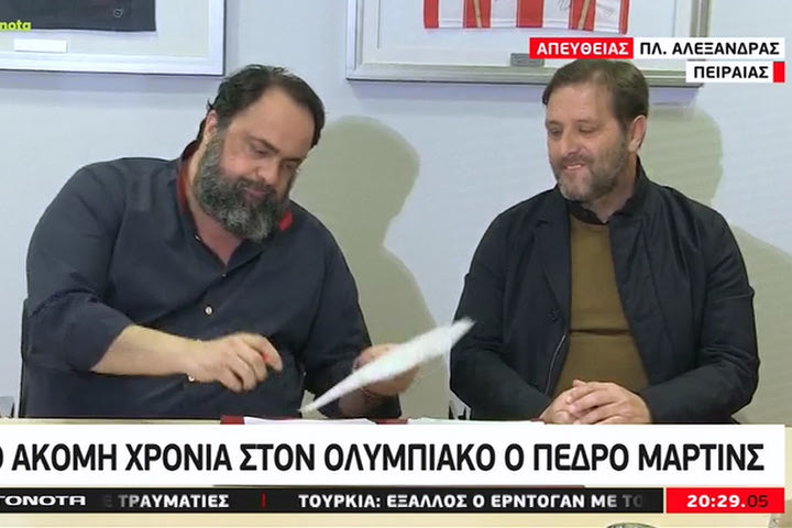 Ολυμπιακός: Η στιγμή που Μαρινάκης και Μαρτίνς υπέγραψαν την επέκταση της συνεργασίας τους