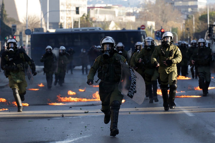 Συμπλοκή οπαδών με διμοιρία των ΜΑΤ στη Νεάπολη Θεσσαλονίκης